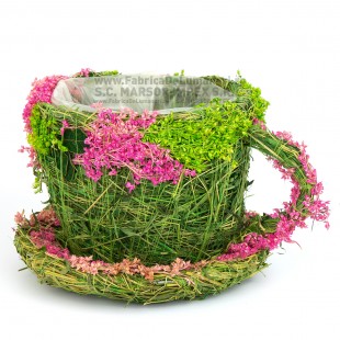 Coș tip cană din vegetație naturală verde cu flori roz pentru aranjamente florale